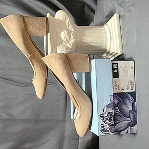 Womens size 6 faux suede block heel pumps